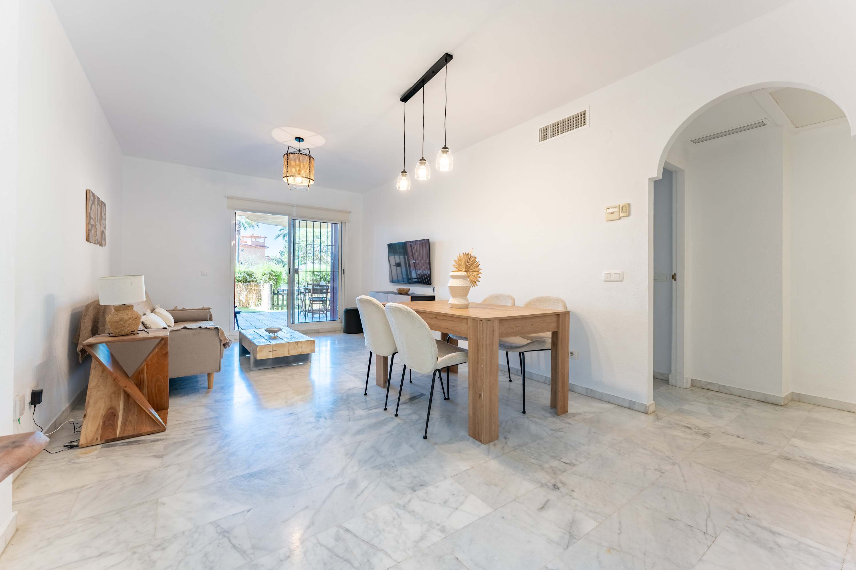 Ground floor flat with direct access to the pool!