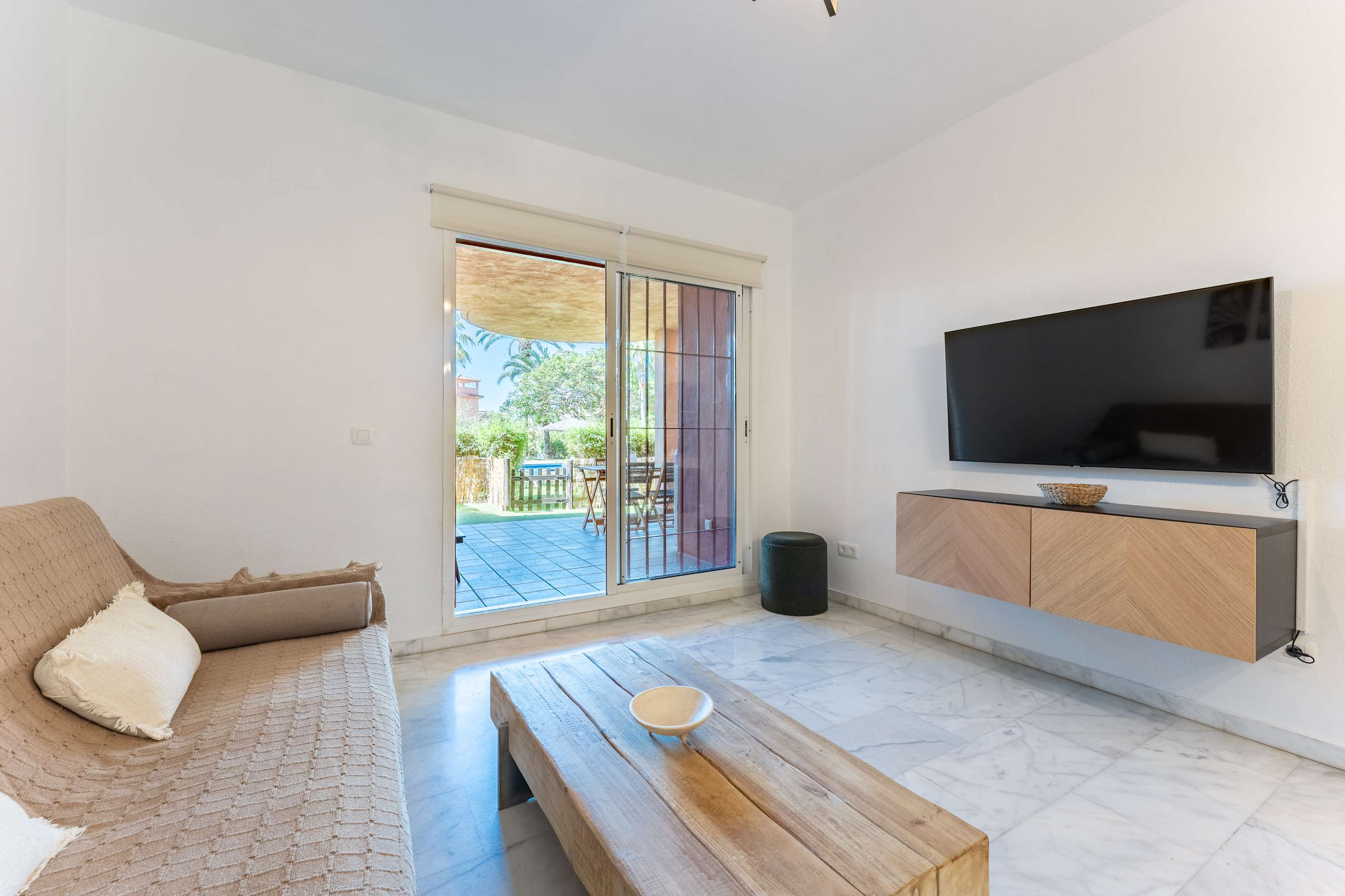 Ground floor flat with direct access to the pool!