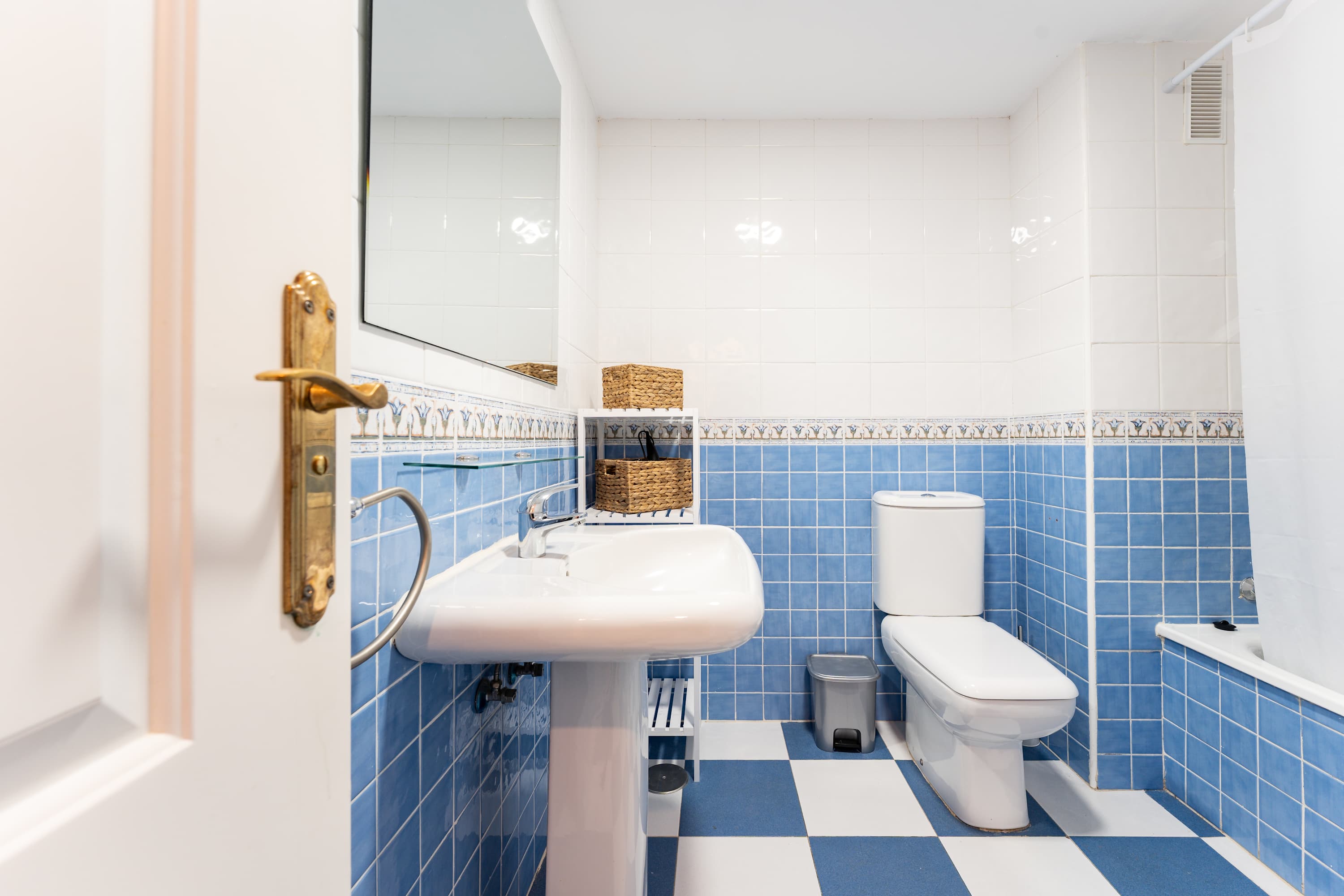 Ground floor flat with direct access to the pool!