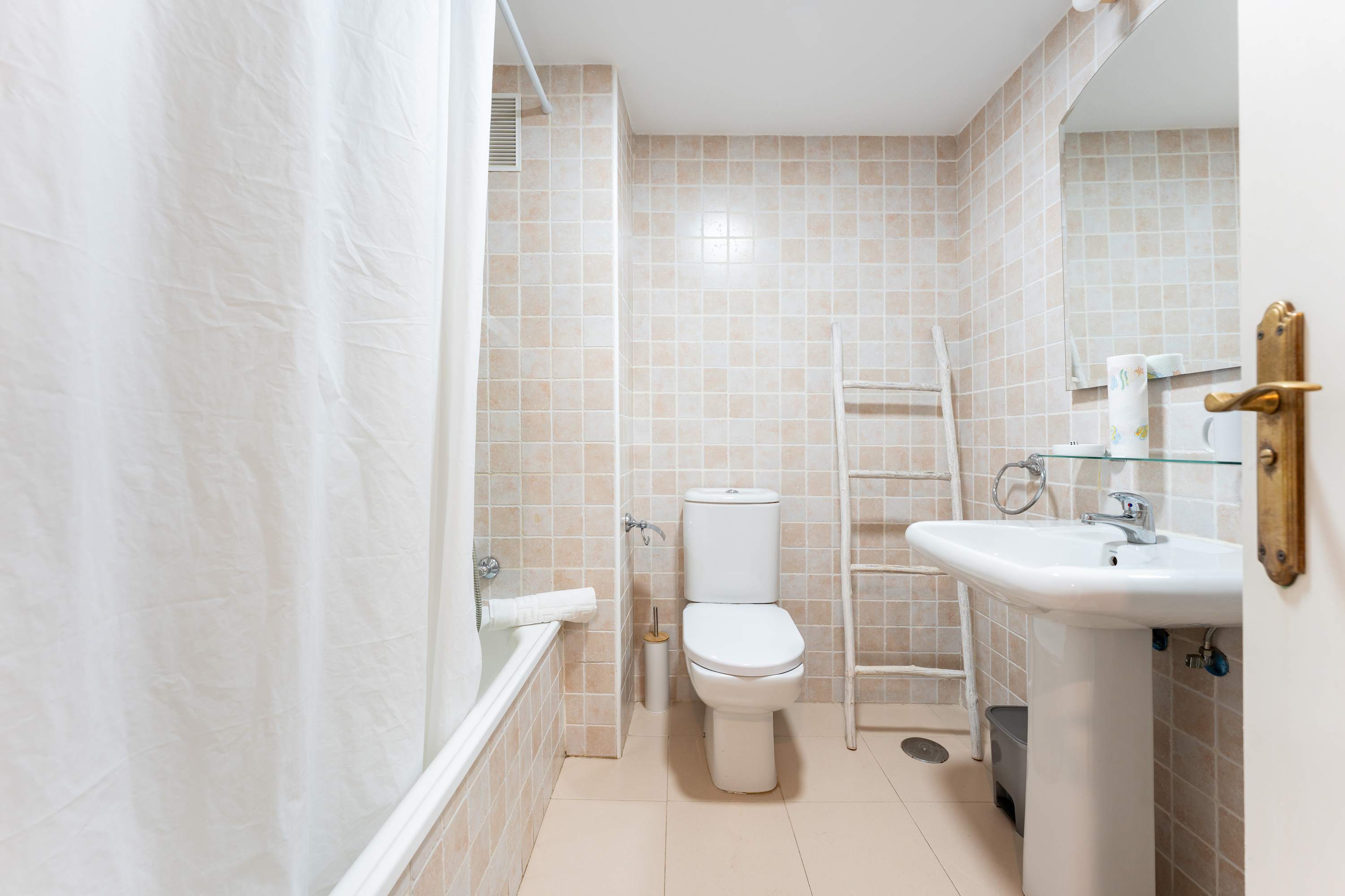 Ground floor flat with direct access to the pool!