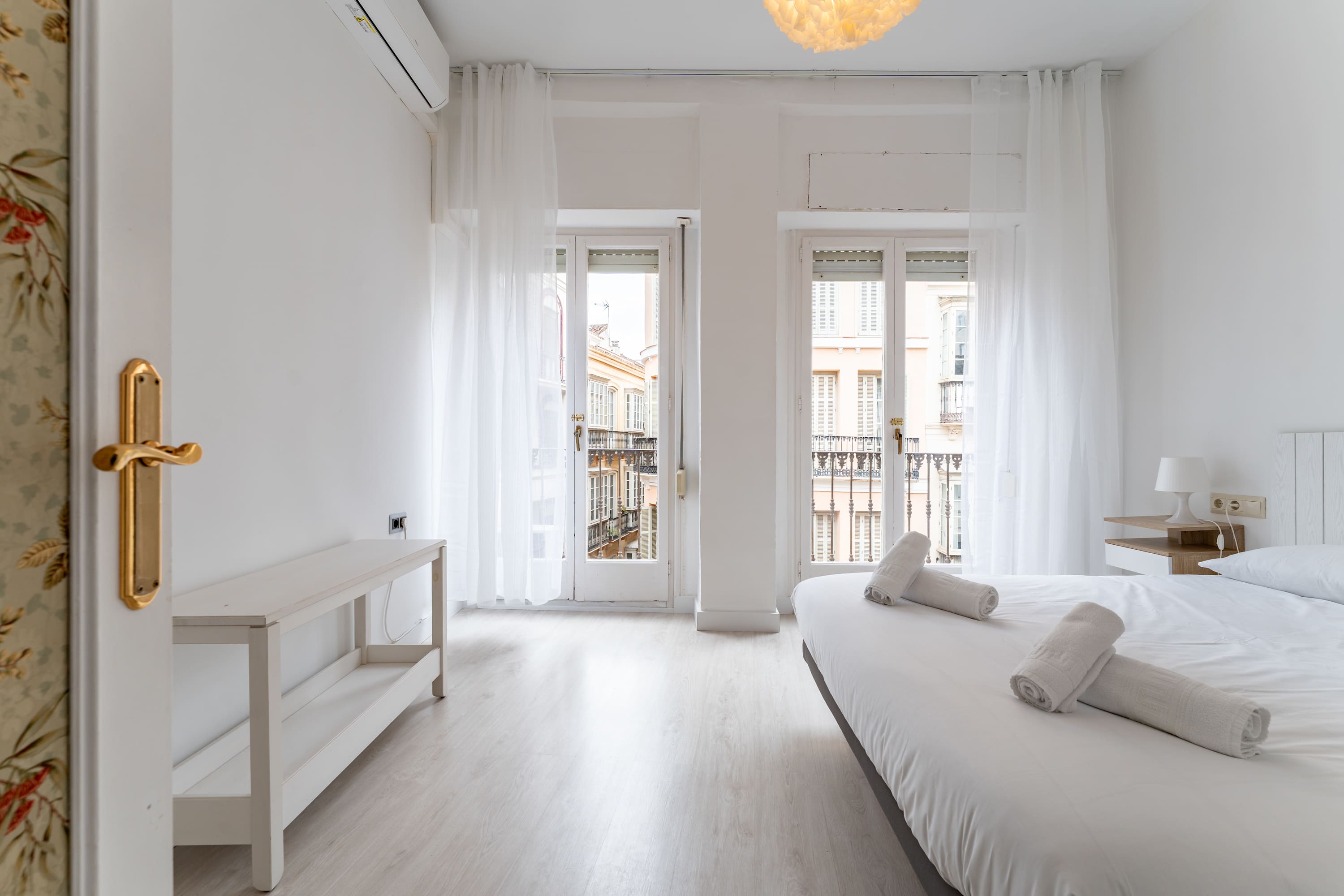 Cozy apartment in the city center (option parking)