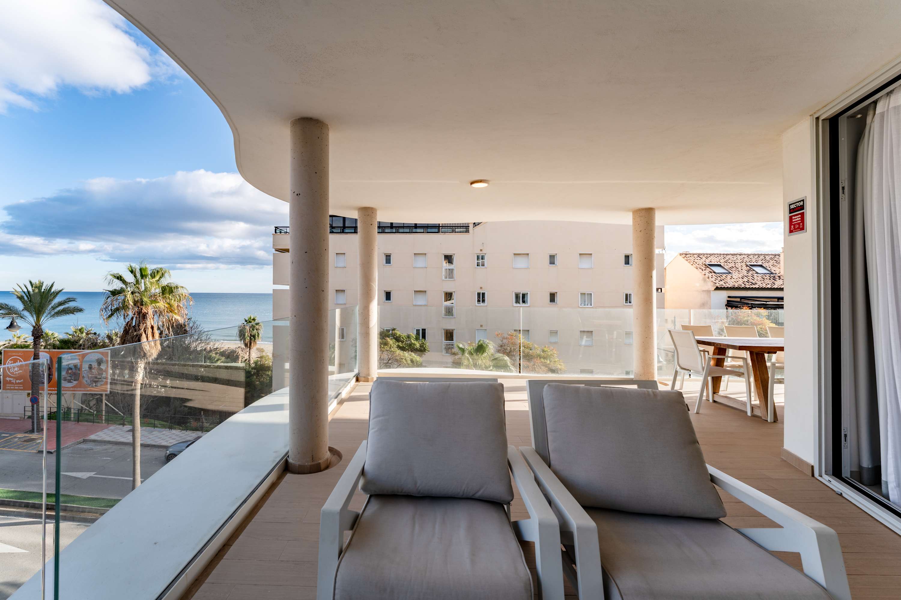Luxury apartment with seaviews and private parking