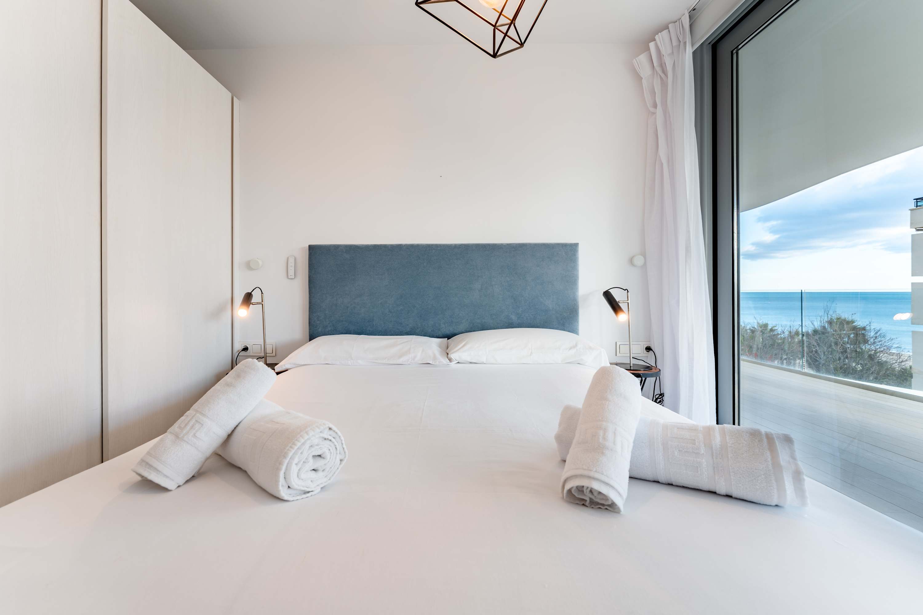 Luxury apartment with seaviews and private parking